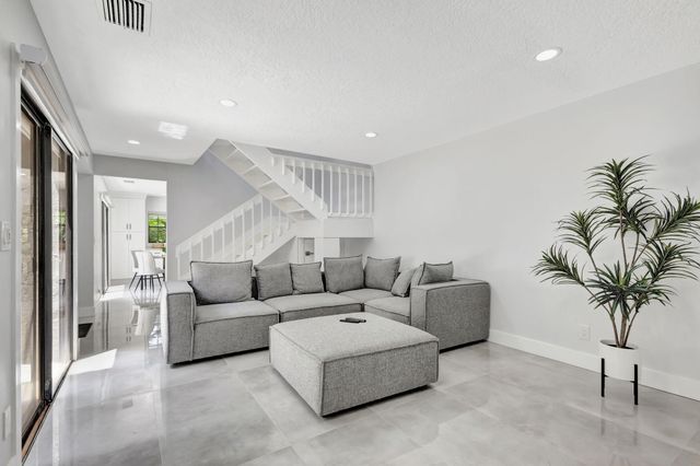 355 Prestwick Circle 4, Palm Beach Gardens, FL 33418