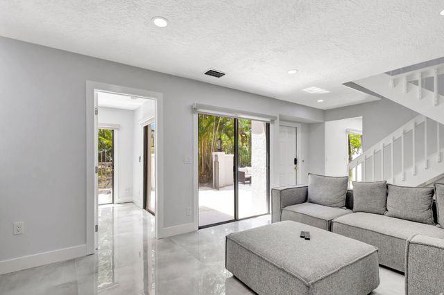 355 Prestwick Circle 4, Palm Beach Gardens, FL 33418