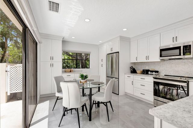 355 Prestwick Circle 4, Palm Beach Gardens, FL 33418