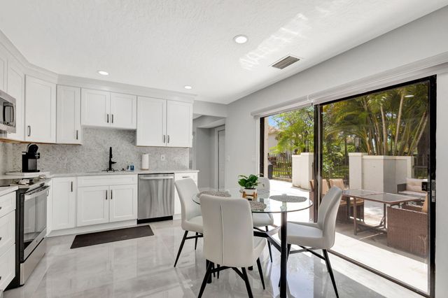 355 Prestwick Circle 4, Palm Beach Gardens, FL 33418