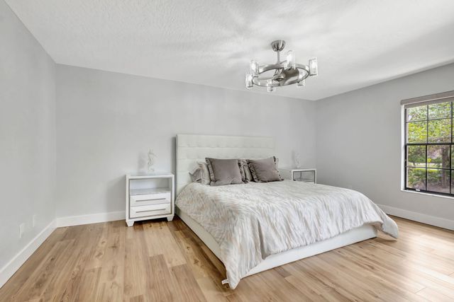 355 Prestwick Circle 4, Palm Beach Gardens, FL 33418