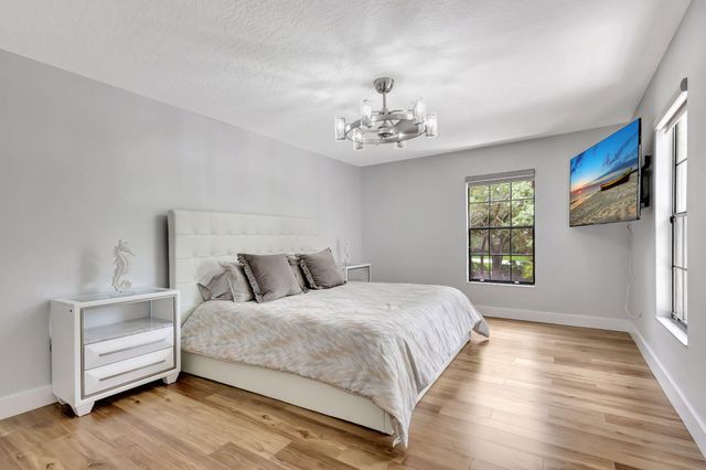 355 Prestwick Circle 4, Palm Beach Gardens, FL 33418