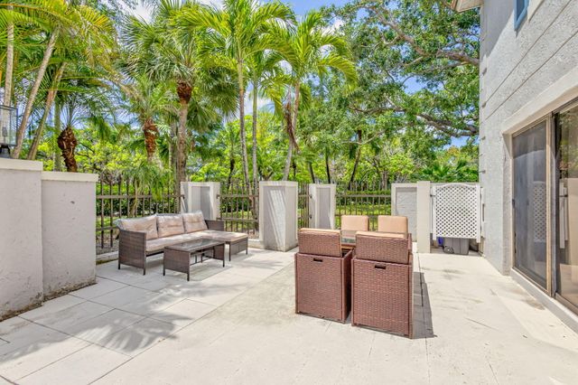 355 Prestwick Circle 4, Palm Beach Gardens, FL 33418