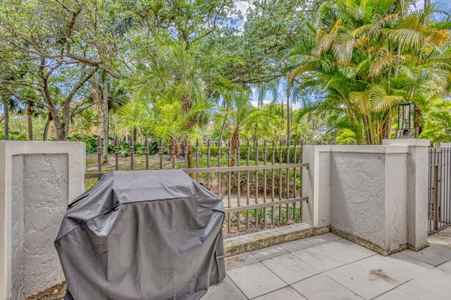 355 Prestwick Circle 4, Palm Beach Gardens, FL 33418