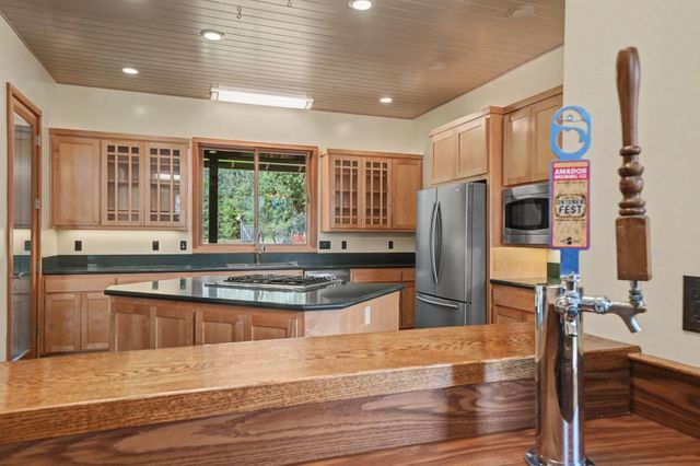 2863 April Ln, Mokelumne Hill, CA 95232