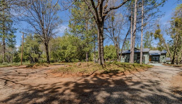 2863 April Ln, Mokelumne Hill, CA 95232