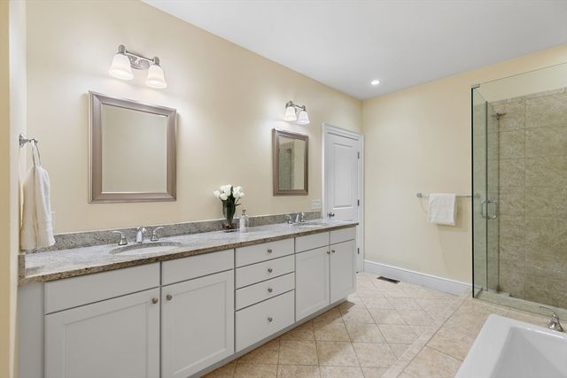 38 Courtyard Pl, Lexington, MA 02420