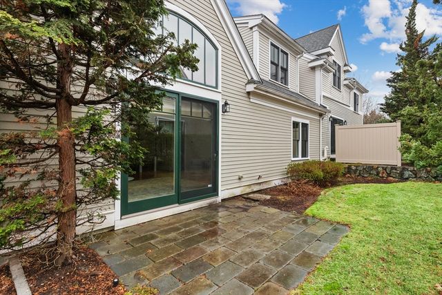 38 Courtyard Pl, Lexington, MA 02420