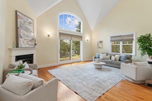 38 Courtyard Pl, Lexington, MA 02420