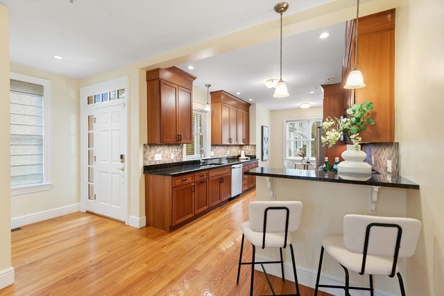 38 Courtyard Pl, Lexington, MA 02420