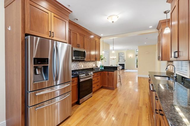 38 Courtyard Pl, Lexington, MA 02420