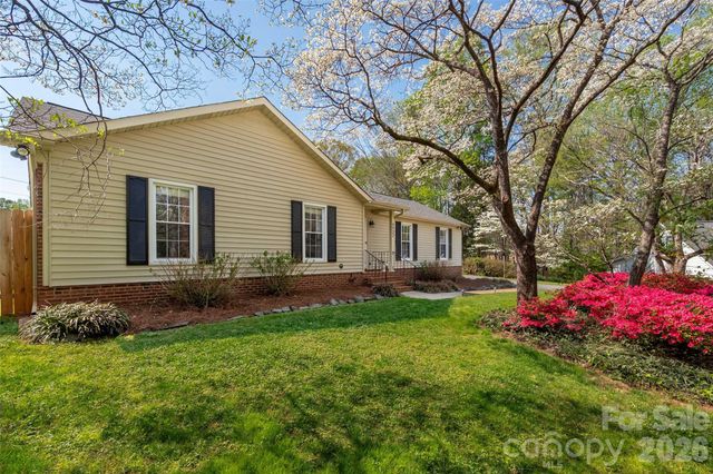 4932 Foxden Court, Charlotte, NC 28227