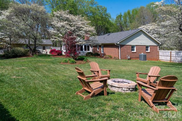 4932 Foxden Court, Charlotte, NC 28227