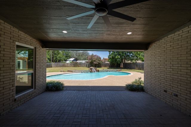 612 Aqua Vista Drive, Granbury, TX 76049