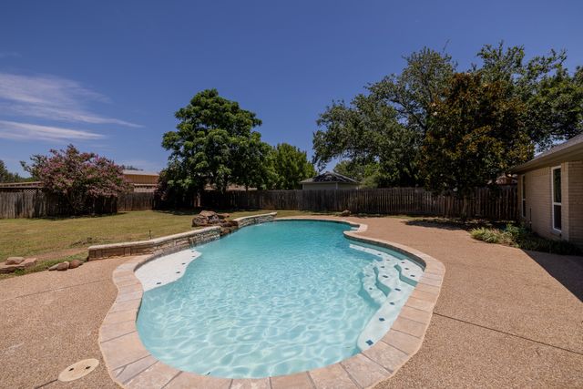 612 Aqua Vista Drive, Granbury, TX 76049