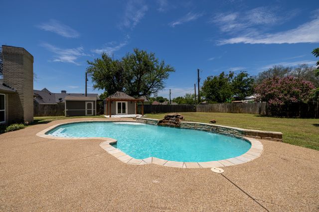 612 Aqua Vista Drive, Granbury, TX 76049