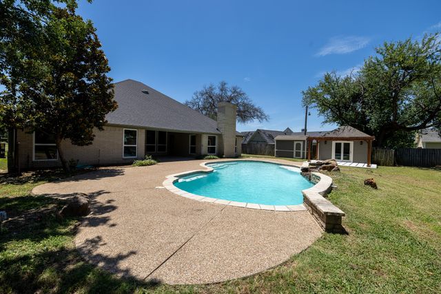 612 Aqua Vista Drive, Granbury, TX 76049