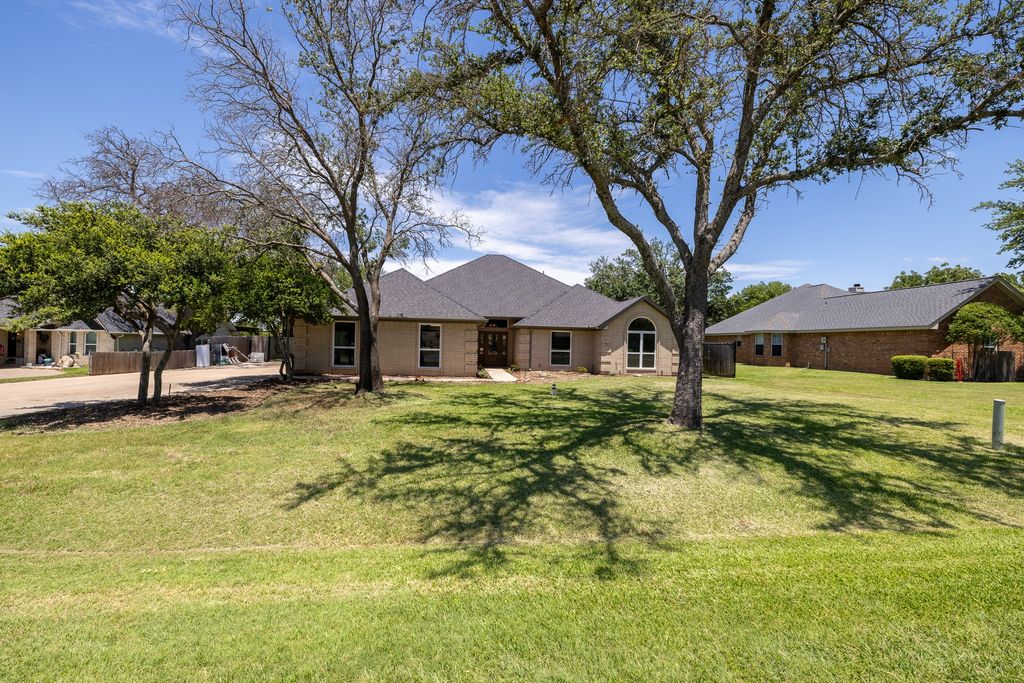 612 Aqua Vista Drive, Granbury, TX 76049