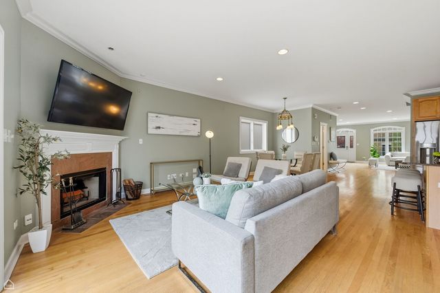 5150 W WINNEMAC Avenue, Chicago, IL 60630
