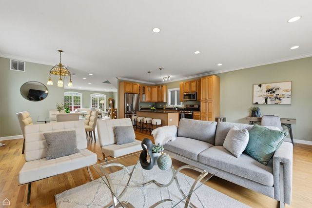 5150 W WINNEMAC Avenue, Chicago, IL 60630