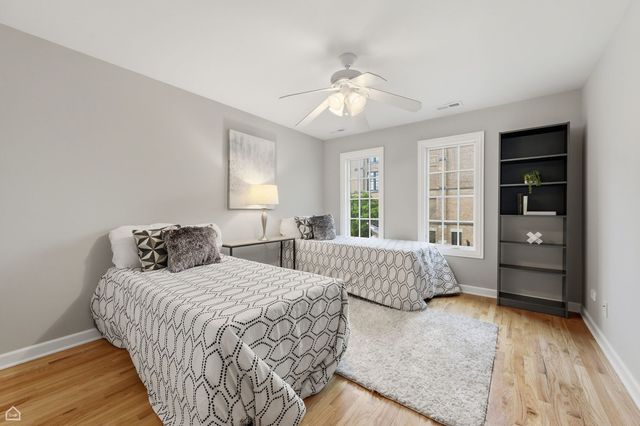 5150 W WINNEMAC Avenue, Chicago, IL 60630