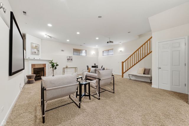 5150 W WINNEMAC Avenue, Chicago, IL 60630