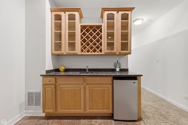 5150 W WINNEMAC Avenue, Chicago, IL 60630