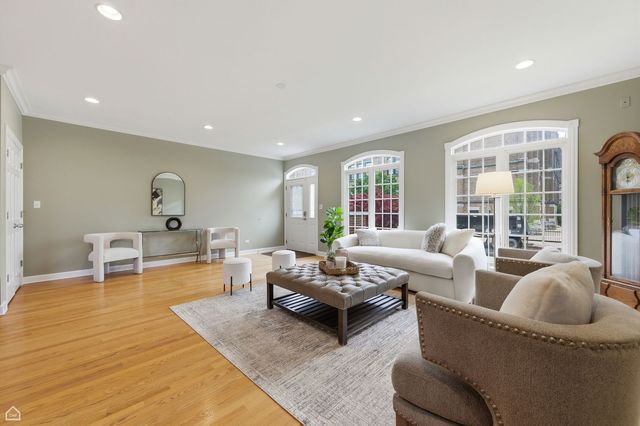 5150 W WINNEMAC Avenue, Chicago, IL 60630