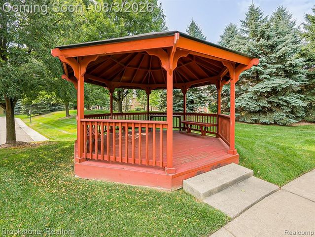13203 Chesapeake Circle 146, Walled Lake, MI 48390