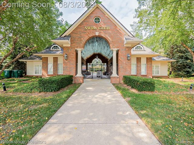 13203 Chesapeake Circle 146, Walled Lake, MI 48390