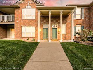 13203 Chesapeake Circle 146, Walled Lake, MI 48390