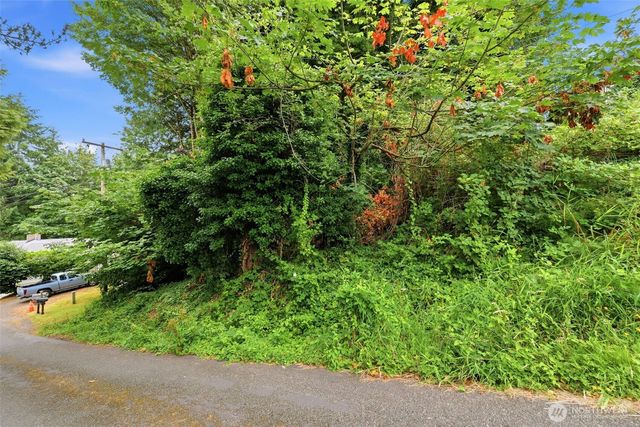 16 NW Cartier Dr, Bremerton, WA 98312