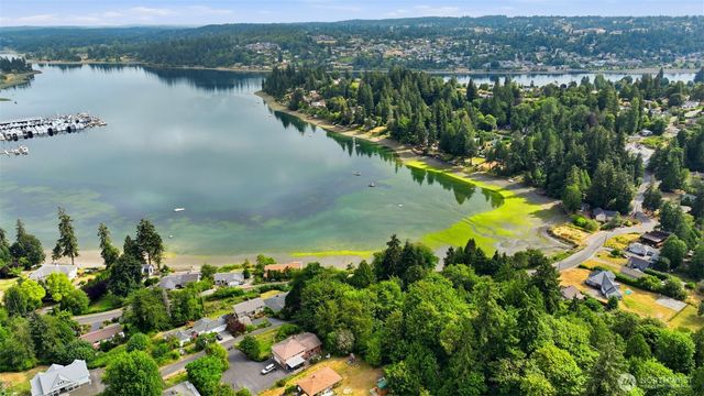 16 NW Cartier Dr, Bremerton, WA 98312
