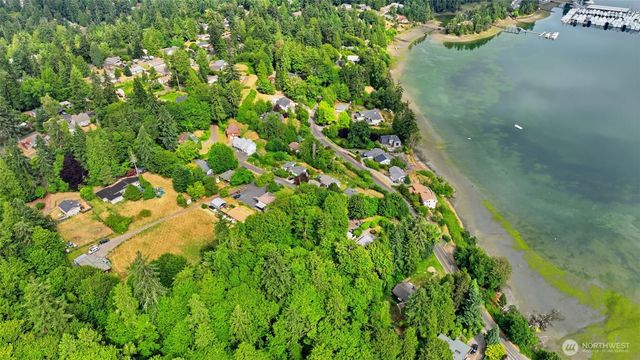 16 NW Cartier Dr, Bremerton, WA 98312
