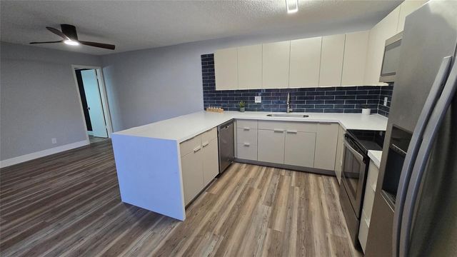 8900 SW 20th Place A, Davie, FL 33324