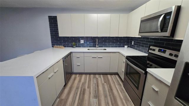 8900 SW 20th Place A, Davie, FL 33324