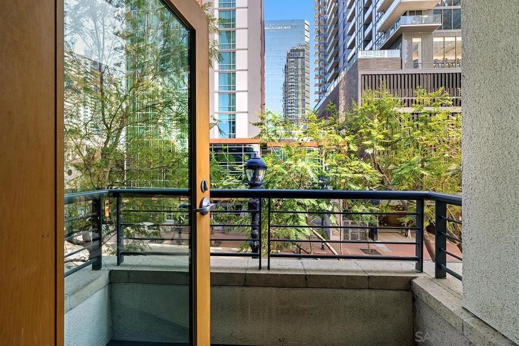 Image 2 of property listing at 425 W Beech Street 303, San Diego, CA 92101