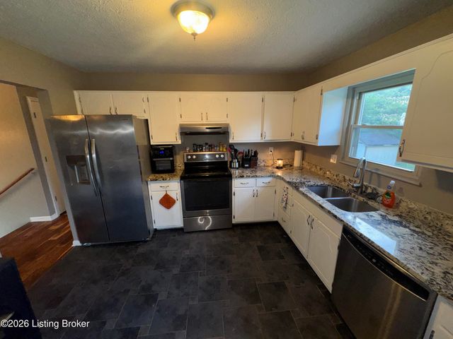 2666 Lake Rd, Radcliff, KY 40160