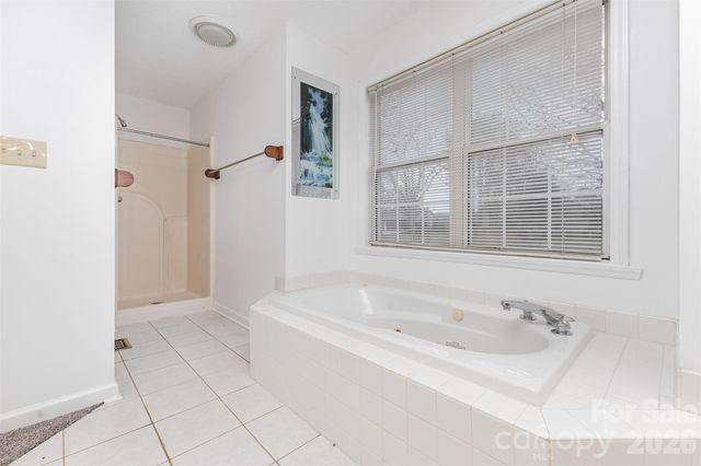 570 29th Avenue Drive NW, Hickory, NC 28601