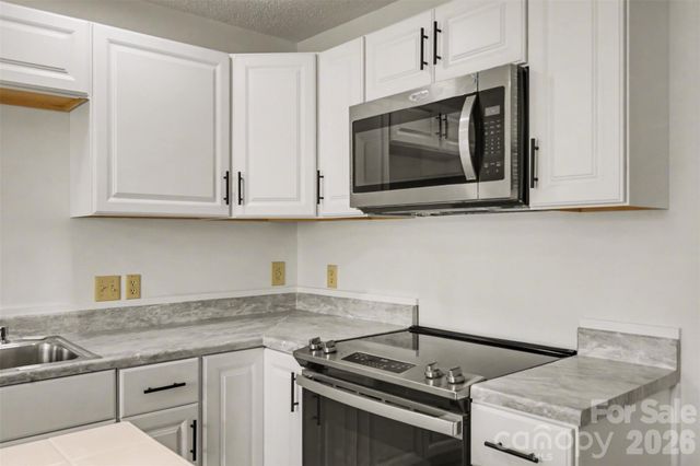570 29th Avenue Drive NW, Hickory, NC 28601