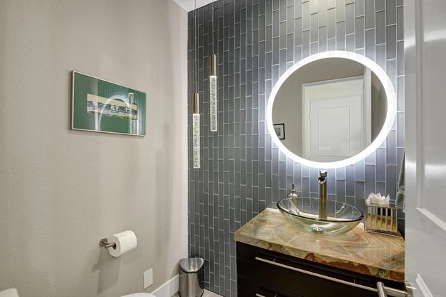 440 Desert Holly Drive, Palm Desert, CA 92211