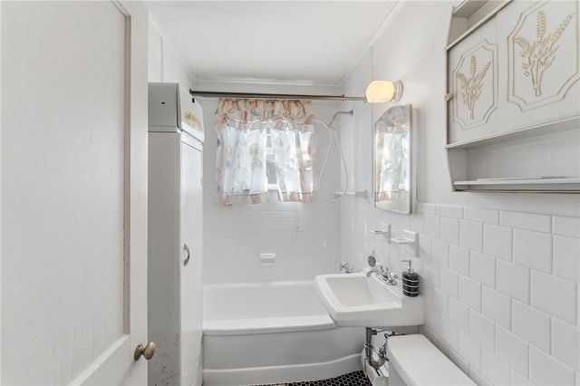 528 Metacom Avenue, Bristol, RI 02809