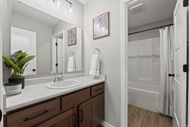 3842 Shadowood Lakes Trail, Fort Wayne, IN 46818