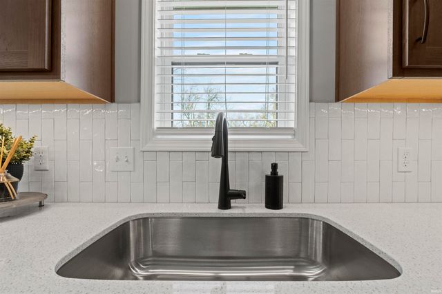 3842 Shadowood Lakes Trail, Fort Wayne, IN 46818