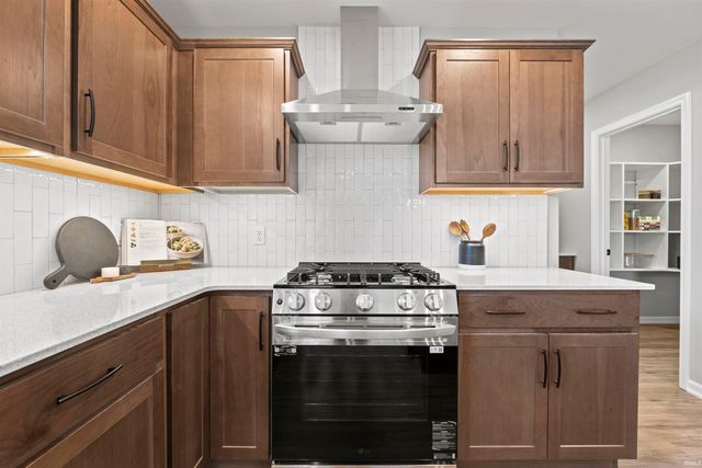 3842 Shadowood Lakes Trail, Fort Wayne, IN 46818