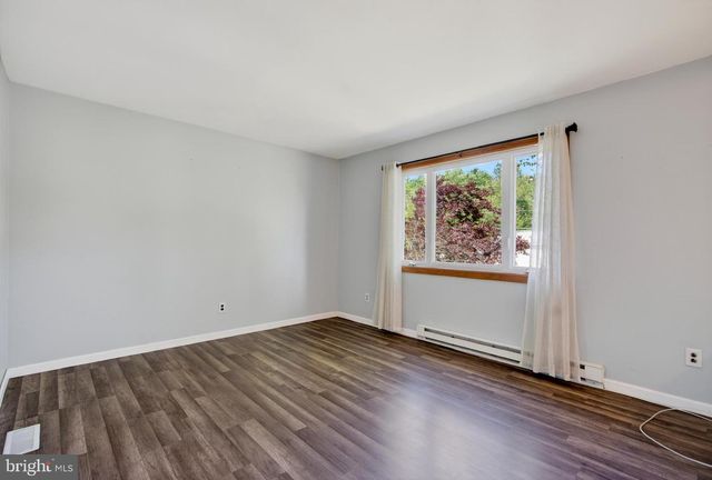 12 W SHORE DR, Southampton, NJ 08088