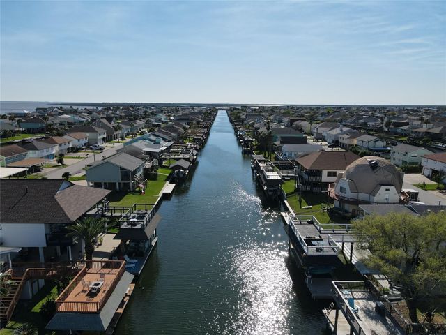 1006 Redfish Street, Bayou Vista, TX 77563