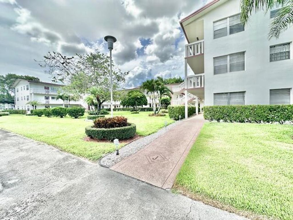 390 Fanshaw J, Boca Raton, FL 33434