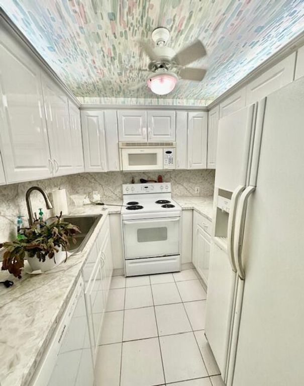 Image 2 of property listing at 390 Fanshaw J, Boca Raton, FL 33434