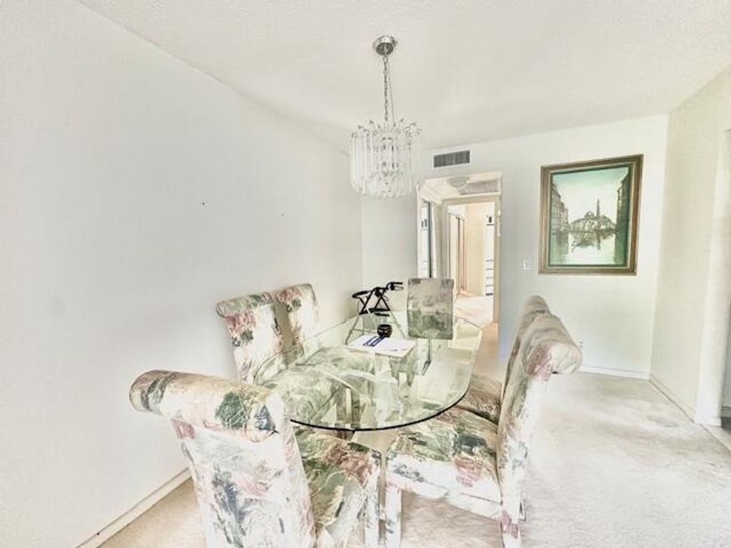 Image 5 of property listing at 390 Fanshaw J, Boca Raton, FL 33434